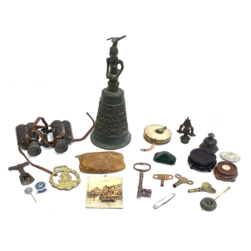 505 - A mixed lot to include antique binoculars; mother of pearl handled penknife; various keys; a small o... 