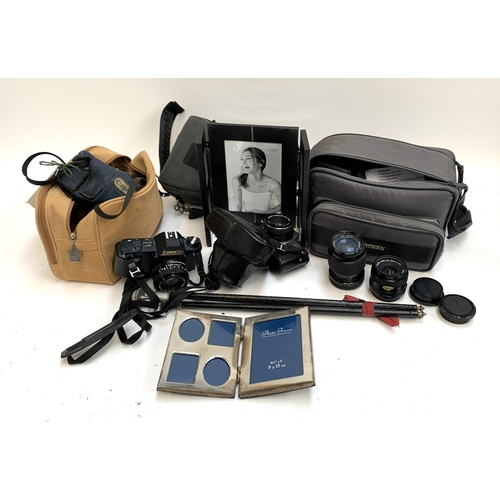 620 - A quantity of cameras and equipment to include Pentax 35mm camera with SMC Pentax 50mm lens, Canon T... 