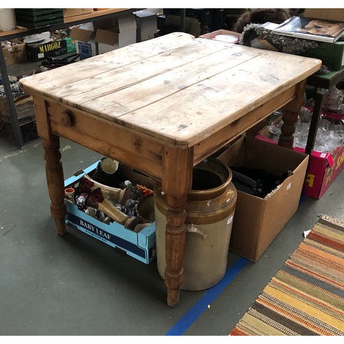 1566 - A small pine kitchen table on baluster turned legs, 103x82x74cm