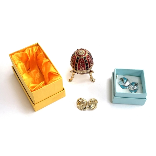 8 - A mixed lot of costume jewellery to include Exquiste floral brooch; very large enamel bird brooch, 1... 