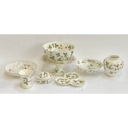 126 - A quantity of Wedgwood Wild Strawberry porcelain, to include cake stand, fruit bow, trefoil dish, eg... 