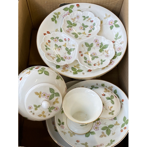 126 - A quantity of Wedgwood Wild Strawberry porcelain, to include cake stand, fruit bow, trefoil dish, eg... 