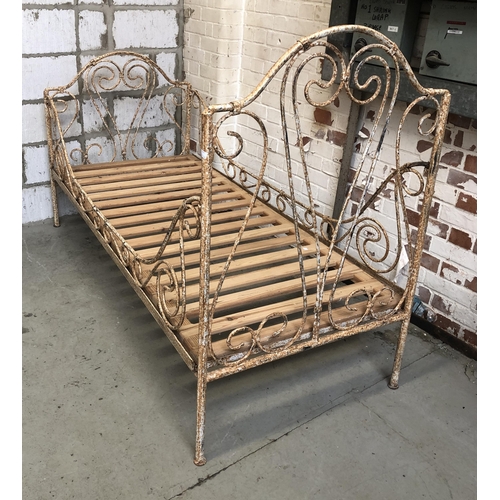 1090 - A wrought iron daybed, approx. 183cmL