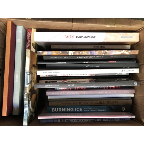 422 - ART CATALOGUES: two boxes of catalogues and other art books, including modern and contemporary art. ... 