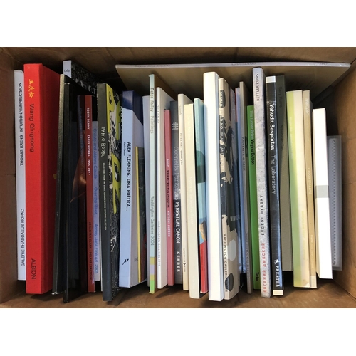 423 - ART CATALOGUES: two boxes of modern, post-modern and contemporary art catalogues including Robyn Den... 