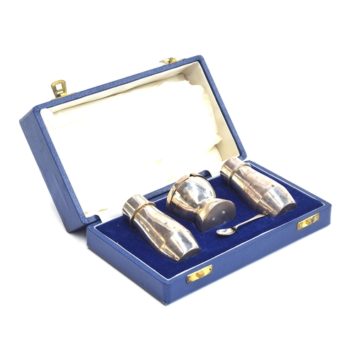 69 - A three piece cased silver cruet by Mappin & Webb, Birmingham 1966, comprising a lidded mustard with... 