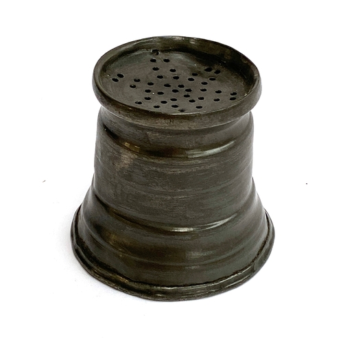 316 - An 18th century pewter pounce pot/sander, 6.2cmH