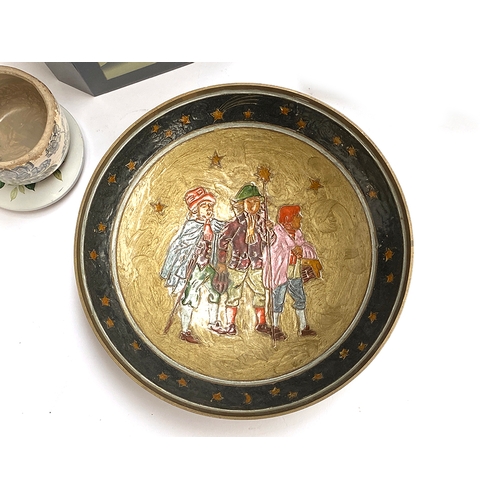 318 - A mixed lot to include lacquer bowls; enamel brass bowl depicting travellers beneath stars; lacquer ... 