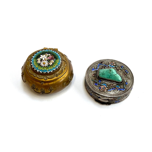 82 - An early 20th century Chinese export silver and enamel pill box set with a central turquoise stone, ... 