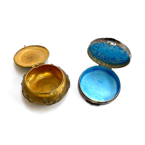 82 - An early 20th century Chinese export silver and enamel pill box set with a central turquoise stone, ... 