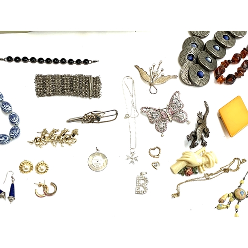 49 - A quantity of jewellery to include an Eastern white metal mesh bracelet, 44g; early plastic brooch i... 