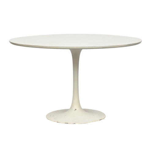 708 - A white Knoll Eero Saarinen 'Tulip' style circular dining table with white formica top, 121cm diamet... 