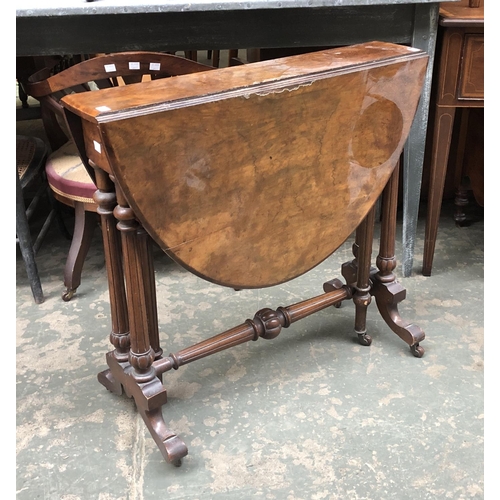 940 - A Victorian walnut Sutherland table, 76x17x71cmH