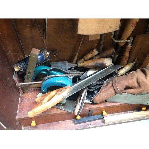 956 - A teak carpenters cabinet, fitted interior, hung with various tools, to include Marples chisels, 66x... 