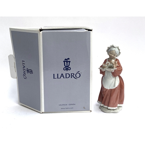 165 - A Lladro porcelain figurine of 'Mrs Santa' 6893 from Santa's Magical Workshop, with original box