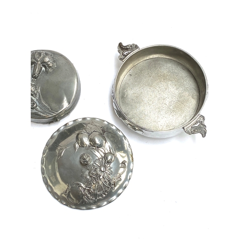 276 - An art nouveau Etain fin Garanti pewter lidded box, signed Emenault(?), 13.5cmD; together with a sma... 