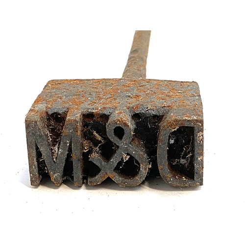 310 - An early 20th century cattle branding iron 'D&M', 57cmL