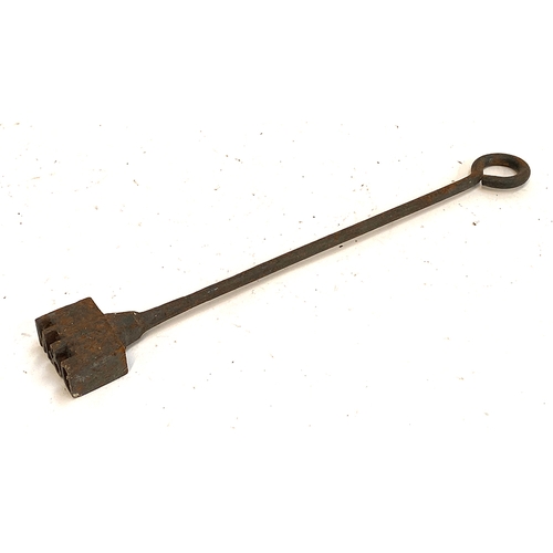 310 - An early 20th century cattle branding iron 'D&M', 57cmL