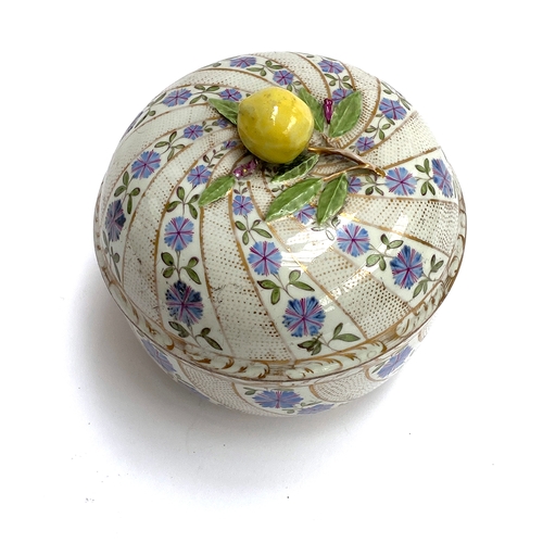 237 - A Meissen style porcelain lidded pot, the exterior painted with gilt and convolvulus, the interior p... 