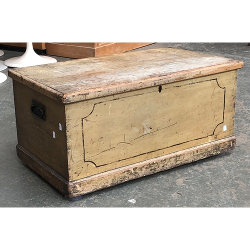 737 - Interior design interest: A 19th century painted pine blanket box, with carry handles, 82x47x39cm