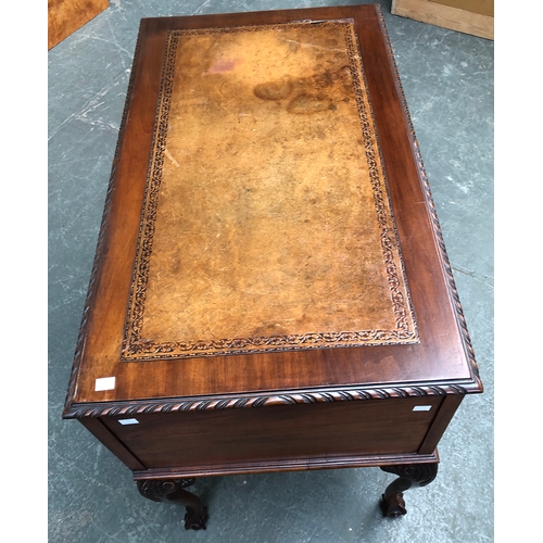 796 - A 20th century mahogany dressing table/desk, in 18th century style, inset leather skiver with three ... 