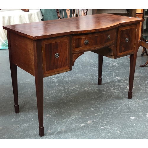 821 - A early 20th century mahogany sideboard in George III style, with three drawers, 108x54x76cmH