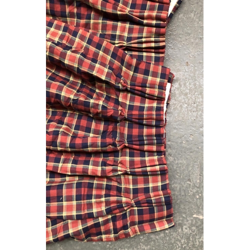 775 - A pair of plaid curtains, lined and interlined, approx 203cm drop, width at pinch pleat end 110cm, w... 