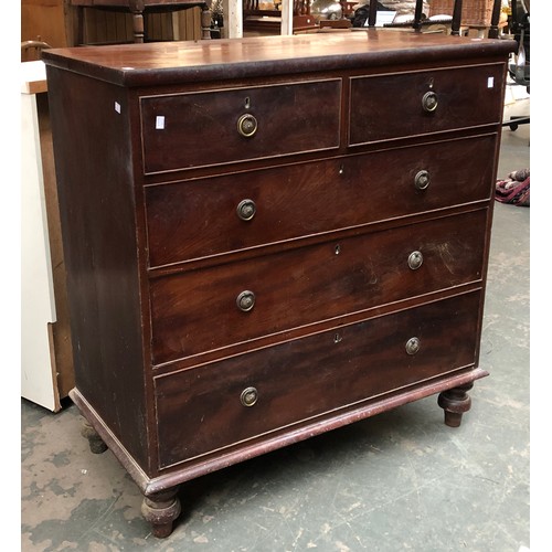 938 - A 19th century mahogany chest of drawers, two short over three long drawers, on turned feet, 104x50x... 