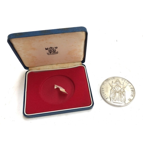 61 - An Elizabeth II silver jubilee 1977 commemorative coin, cased