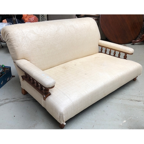 986 - A deep seated country house sofa with turned underarm supports and turned front legs, approx. 170cm ... 