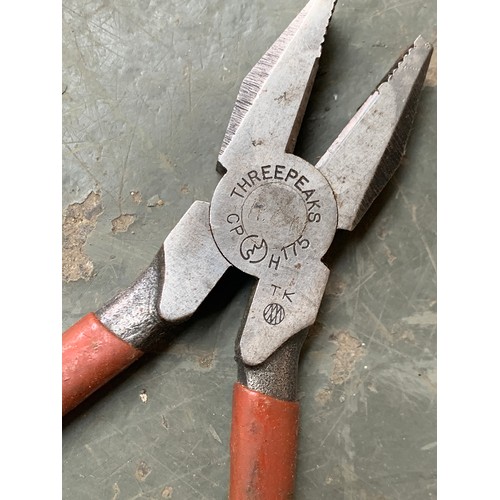 903 - A mixed lot of vintage hand tools to include Gordon '14' wrench; Threepeaks pliers; Rolcut; Californ... 