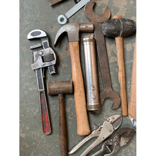 903 - A mixed lot of vintage hand tools to include Gordon '14' wrench; Threepeaks pliers; Rolcut; Californ... 