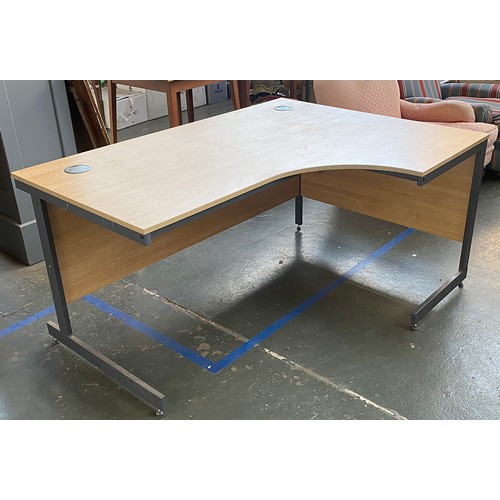 1003 - A large office desk, 153x115x74cm