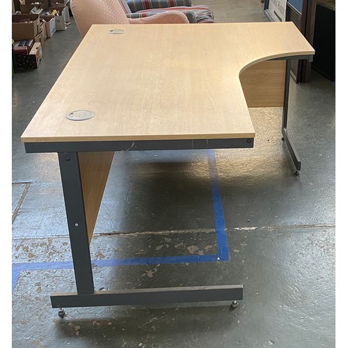 1003 - A large office desk, 153x115x74cm