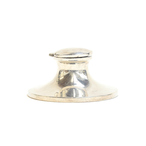 99 - A George V silver capstan inkwell, the base 10.7cm diameter, with mismatched glass liner, Chester 19... 