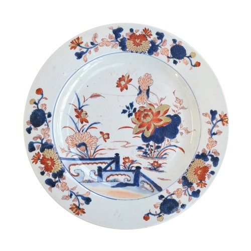 128 - A large Chinese Imari charger, Kangxi, painted to the interior with lotus pond scene, 35cm diameter