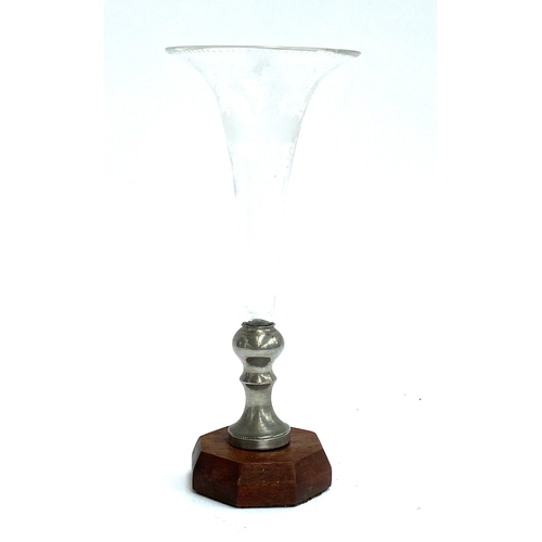 129 - An engraved glass epergne, 25cmH