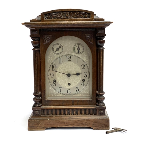 92 - A large early 20th century oak cased mantel clock with key, 41cmH