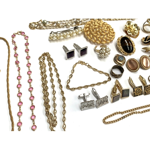 15 - A mixed lot of costume jewellery to include gold plated mariner link necklace and bracelet; tortoise... 