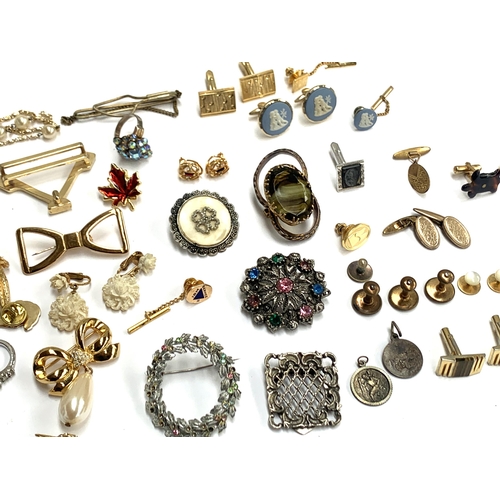 15 - A mixed lot of costume jewellery to include gold plated mariner link necklace and bracelet; tortoise... 