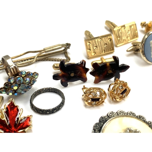 15 - A mixed lot of costume jewellery to include gold plated mariner link necklace and bracelet; tortoise... 