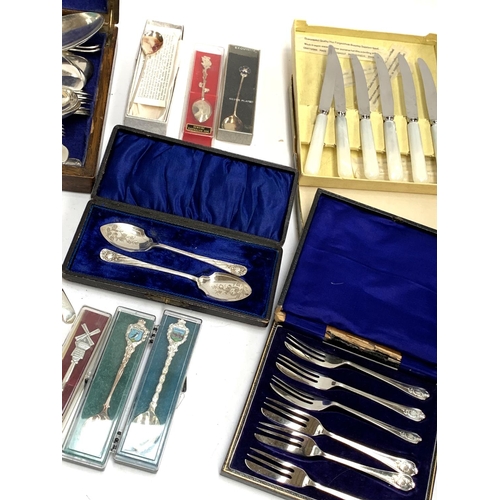 118 - A quantity of silver plated flatware, napkin rings, souvenir spoons etc