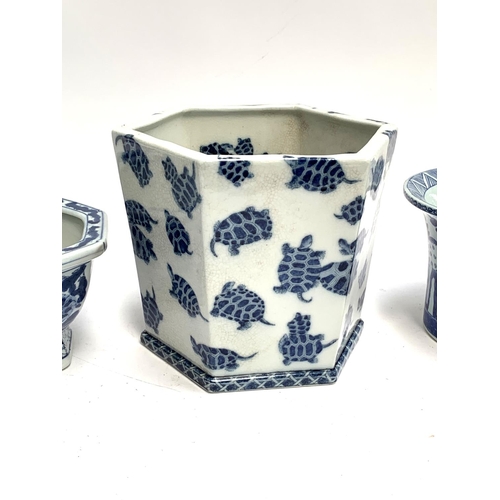 304 - Interior design interest: A blue and white hexagonal cache pot, decorated with turtles, marked to ba... 