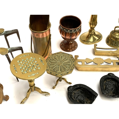 289 - A quantity of mainly brass items to include trivets; miniature brass chess table; candlestick; ashtr... 