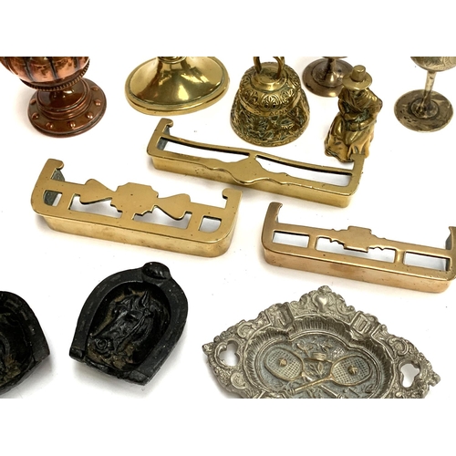 289 - A quantity of mainly brass items to include trivets; miniature brass chess table; candlestick; ashtr... 