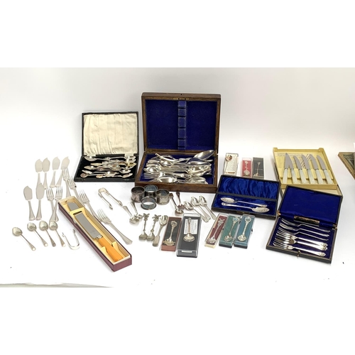 118 - A quantity of silver plated flatware, napkin rings, souvenir spoons etc