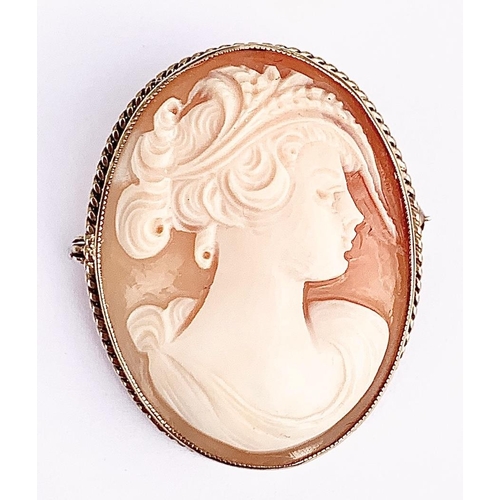 45 - A vintage 9ct mounted gold well carved shell cameo brooch, fully hallmarked for Birmingham 1976, 3.7... 