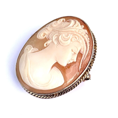 45 - A vintage 9ct mounted gold well carved shell cameo brooch, fully hallmarked for Birmingham 1976, 3.7... 