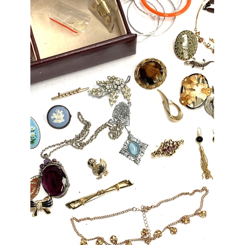 70 - A quantity of costume jewellery to include silver jasperware brooch; beaded necklaces; costume brooc... 