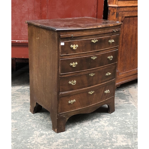 699 - A small 20th century mahogany chest of four graduating drawers, with slide, 61x46x75.5cmH